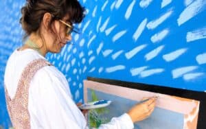 woman painting a painting 
